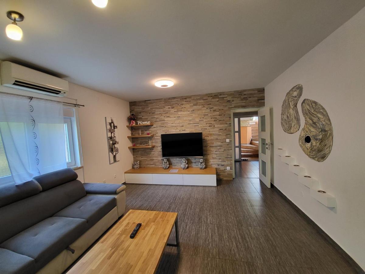 Maris Apartment